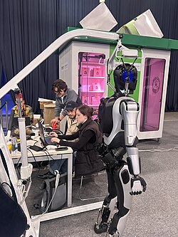 Robots अब Physics के नियमों से सीख रहे हैं — अनजान हालात में भी Adapt करेंगे