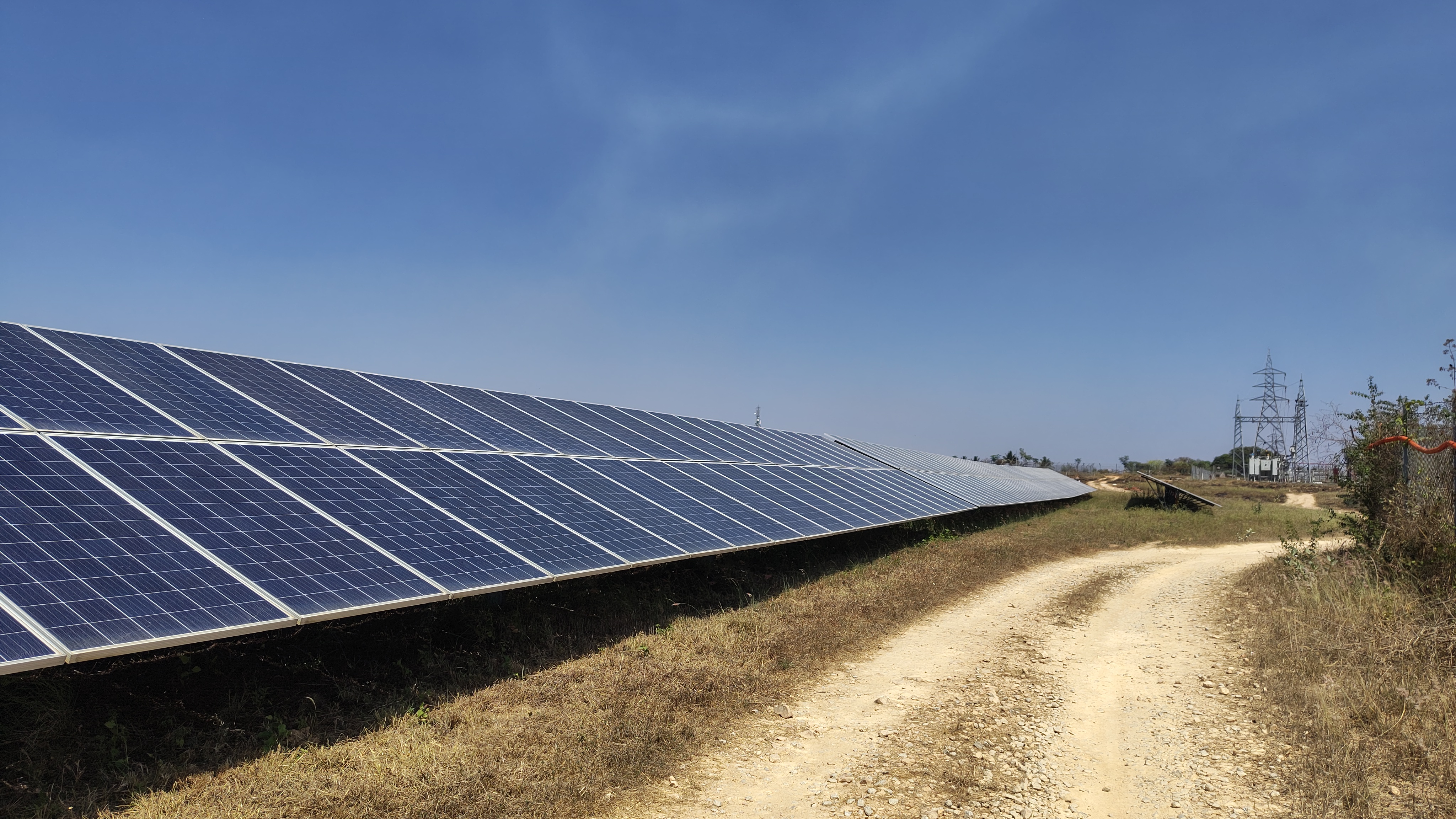 बन तो रही है Solar Power, फिर भी बर्बाद क्यों हो जाती है? Grid की छुपी समस्या